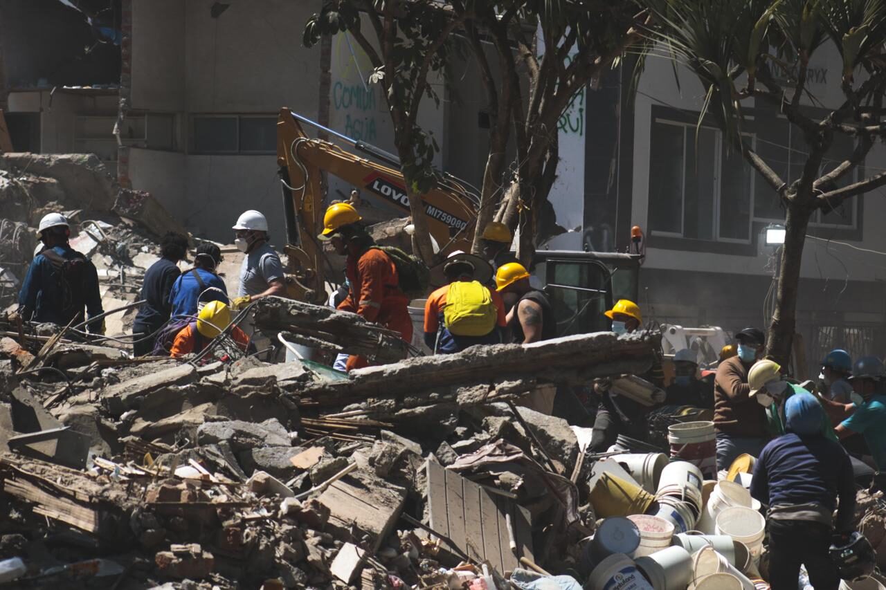 Debris-removal work in Cali.