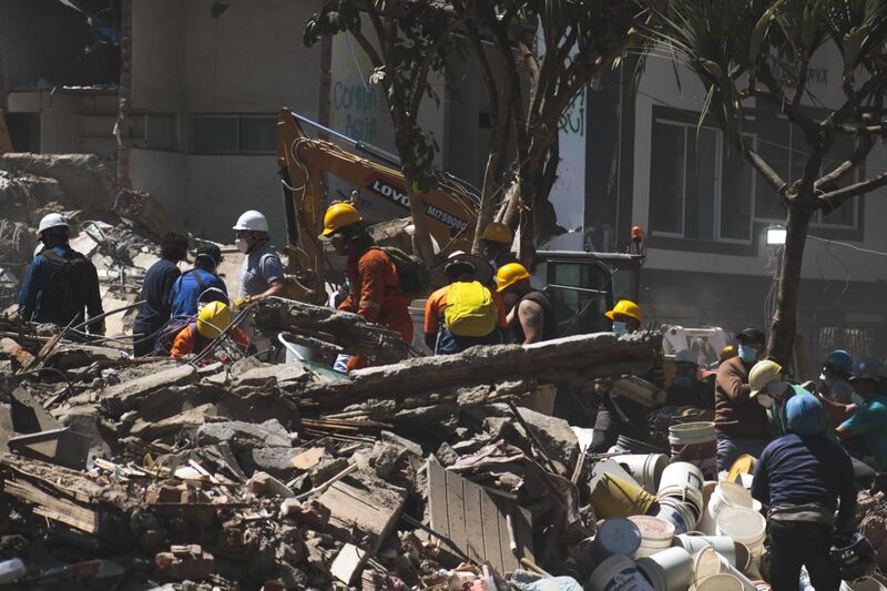 Debris-removal work in Cali.